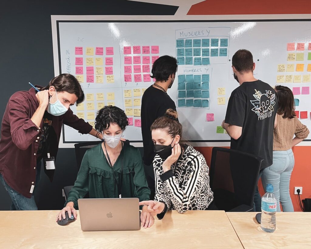 6/8 personas de un equipo de trabajo uxui